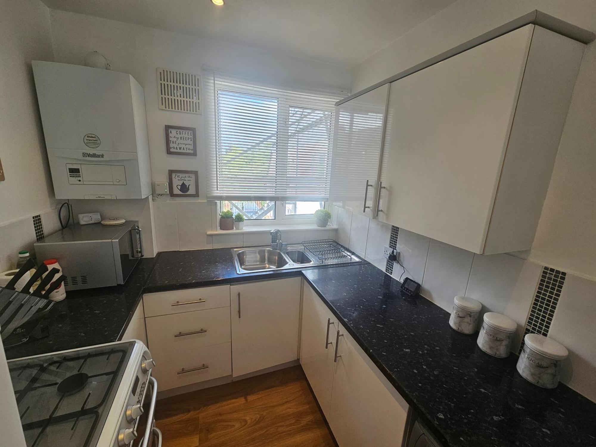 - Near Luton Airport - Abbey & Train Station - Close To London- Harry Potter World - The Odyssey Cinema - Abbey Cathedral- Contractors I Business I Leisure- Sleeps Upto 6 People St Albans