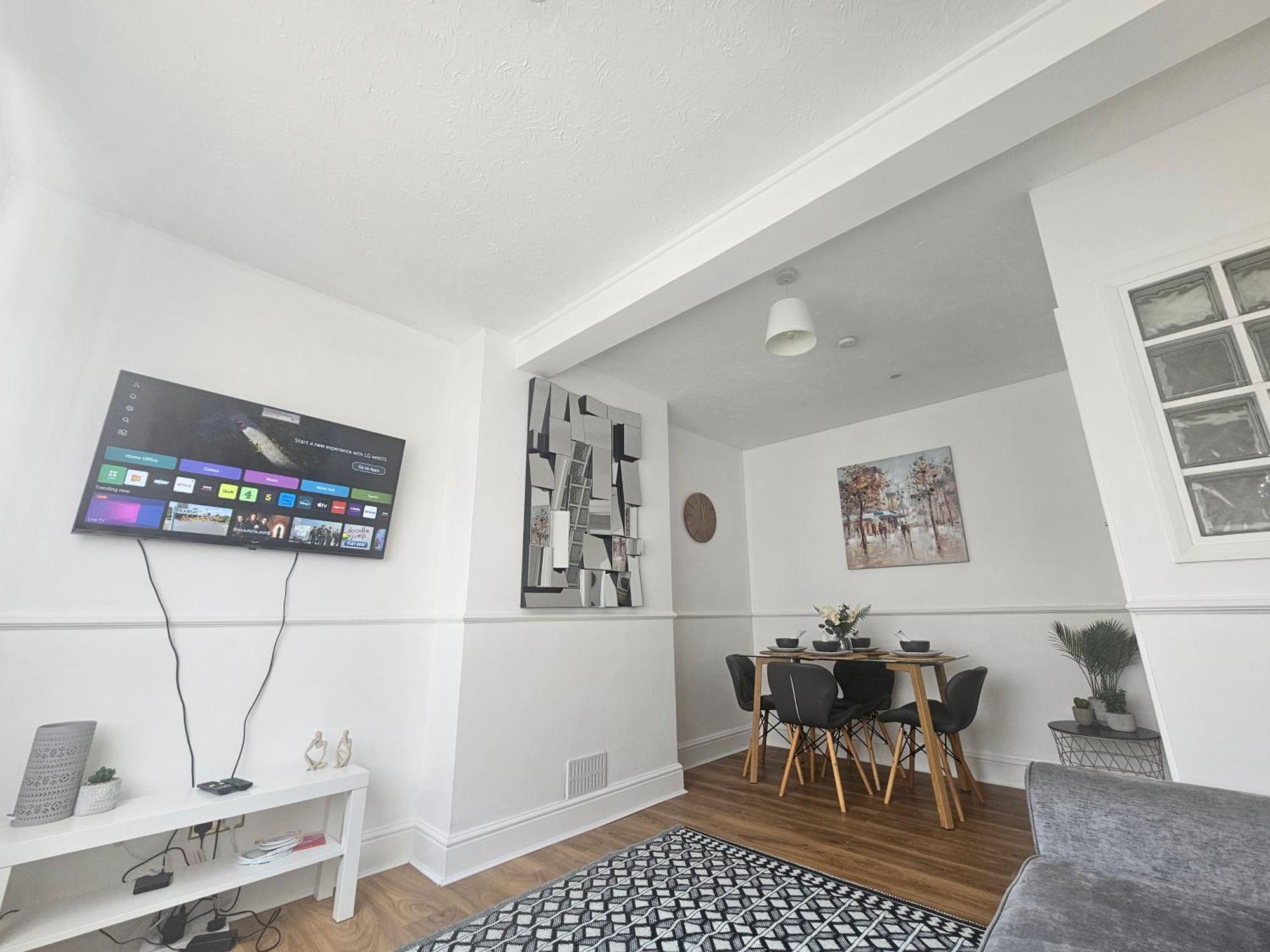 - Near Luton Airport - Abbey & Train Station - Close To London- Harry Potter World - The Odyssey Cinema - Abbey Cathedral- Contractors I Business I Leisure- Sleeps Upto 6 People Apartment St Albans