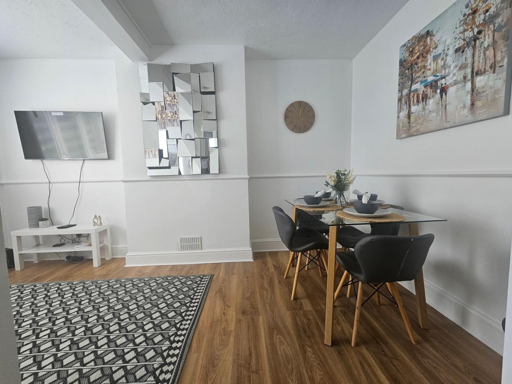 Apartment - Near Luton Airport - Abbey & Train Station - Close To London- Harry Potter World - The Odyssey Cinema - Abbey Cathedral- Contractors I Business I Leisure- Sleeps Upto 6 People
