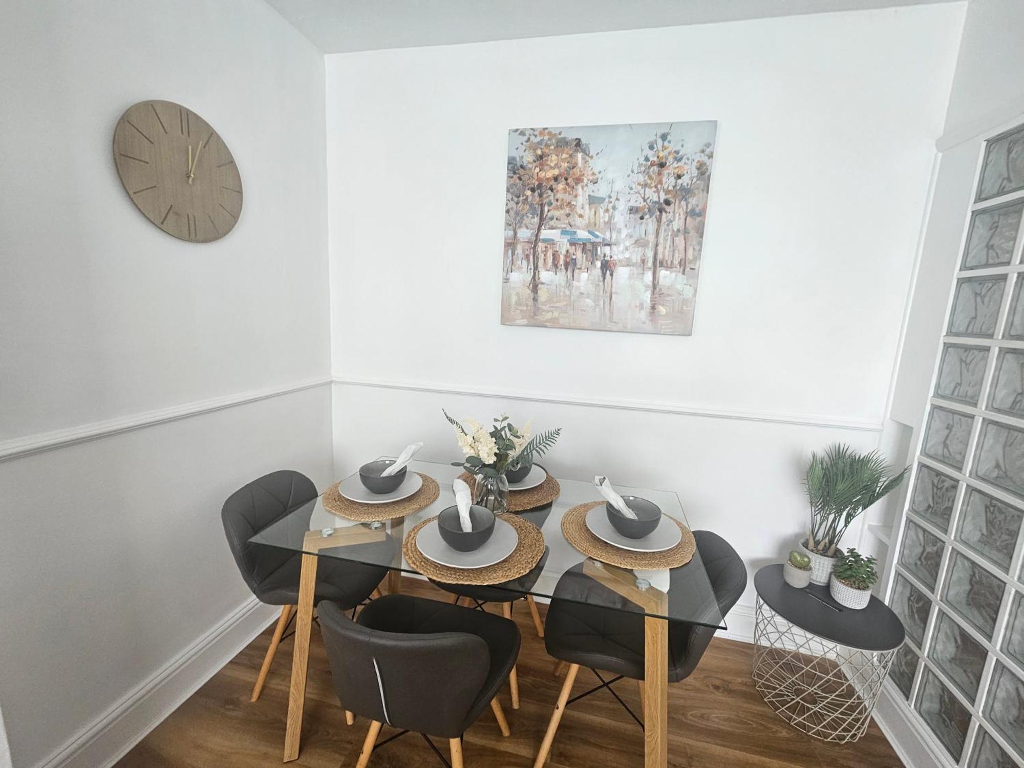 - Near Luton Airport - Abbey & Train Station - Close To London- Harry Potter World - The Odyssey Cinema - Abbey Cathedral- Contractors I Business I Leisure- Sleeps Upto 6 People *