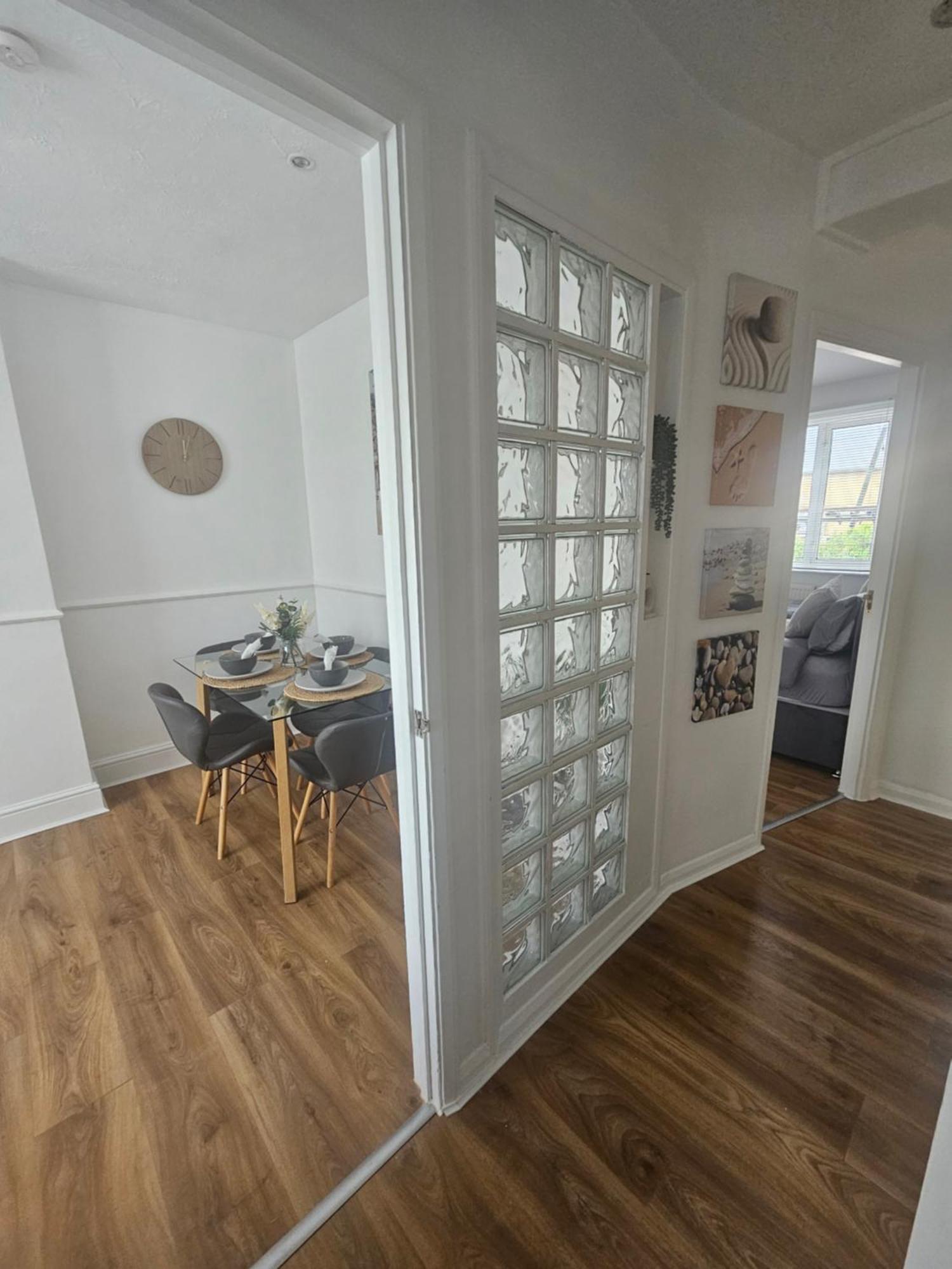 Apartment - Near Luton Airport - Abbey & Train Station - Close To London- Harry Potter World - The Odyssey Cinema - Abbey Cathedral- Contractors I Business I Leisure- Sleeps Upto 6 People St Albans
