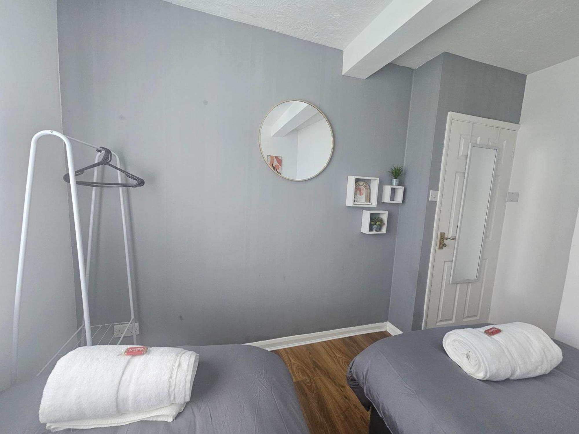 - Near Luton Airport - Abbey & Train Station - Close To London- Harry Potter World - The Odyssey Cinema - Abbey Cathedral- Contractors I Business I Leisure- Sleeps Upto 6 People Apartment
