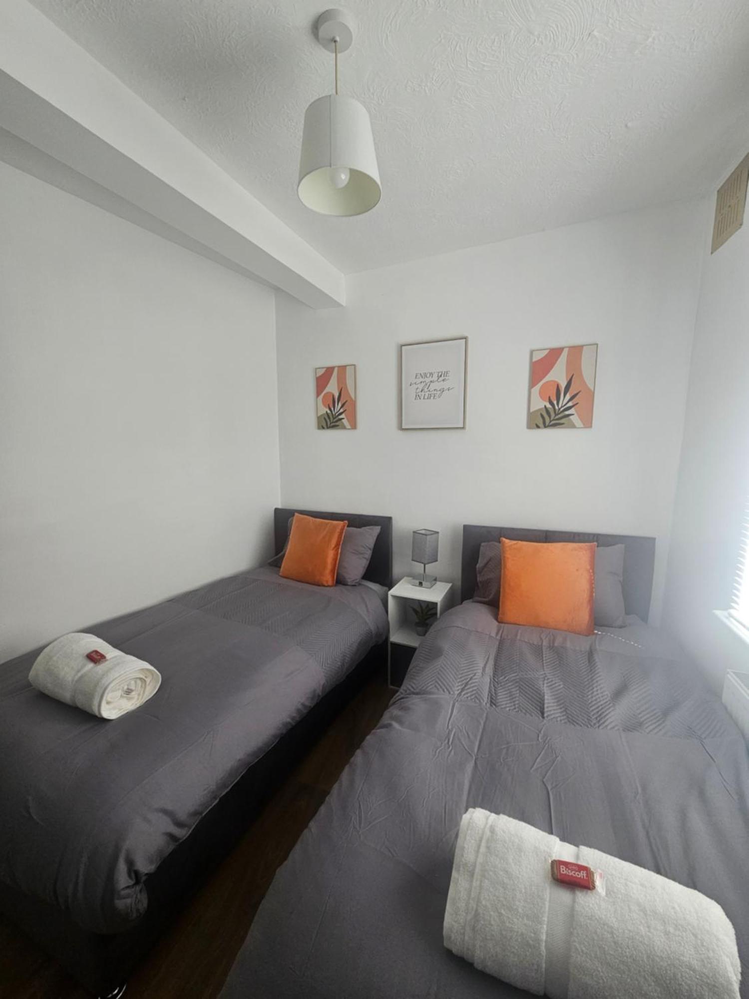- Near Luton Airport - Abbey & Train Station - Close To London- Harry Potter World - The Odyssey Cinema - Abbey Cathedral- Contractors I Business I Leisure- Sleeps Upto 6 People
