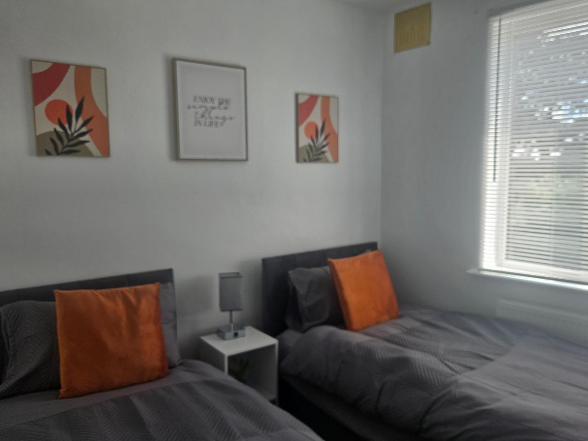 - Near Luton Airport - Abbey & Train Station - Close To London- Harry Potter World - The Odyssey Cinema - Abbey Cathedral- Contractors I Business I Leisure- Sleeps Upto 6 People *