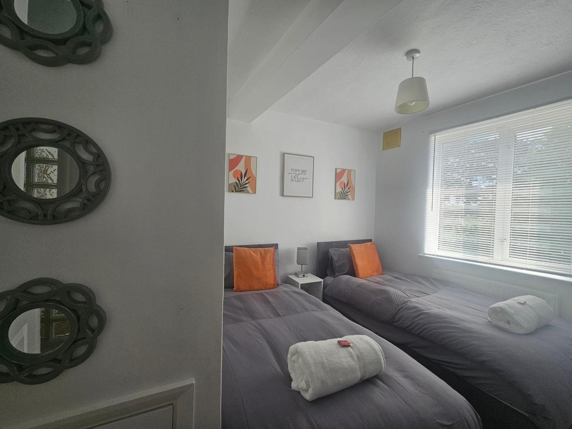 - Near Luton Airport - Abbey & Train Station - Close To London- Harry Potter World - The Odyssey Cinema - Abbey Cathedral- Contractors I Business I Leisure- Sleeps Upto 6 People *