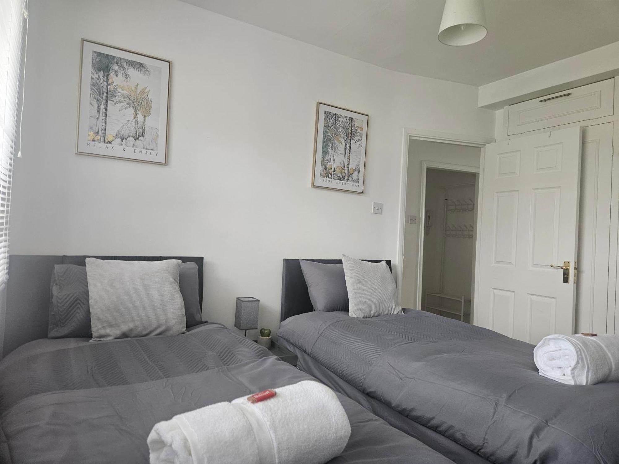 Apartment - Near Luton Airport - Abbey & Train Station - Close To London- Harry Potter World - The Odyssey Cinema - Abbey Cathedral- Contractors I Business I Leisure- Sleeps Upto 6 People