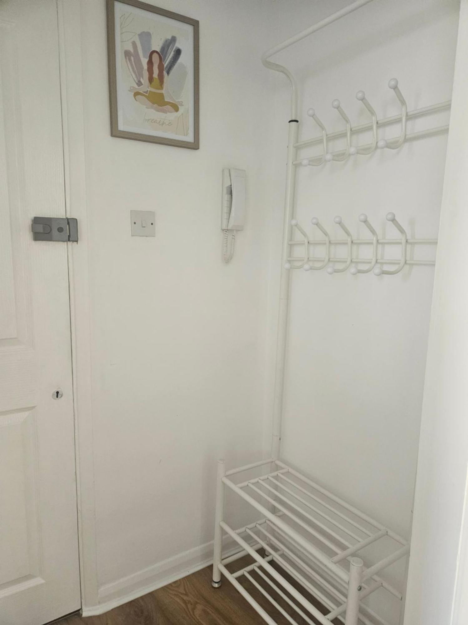 - Near Luton Airport - Abbey & Train Station - Close To London- Harry Potter World - The Odyssey Cinema - Abbey Cathedral- Contractors I Business I Leisure- Sleeps Upto 6 People *