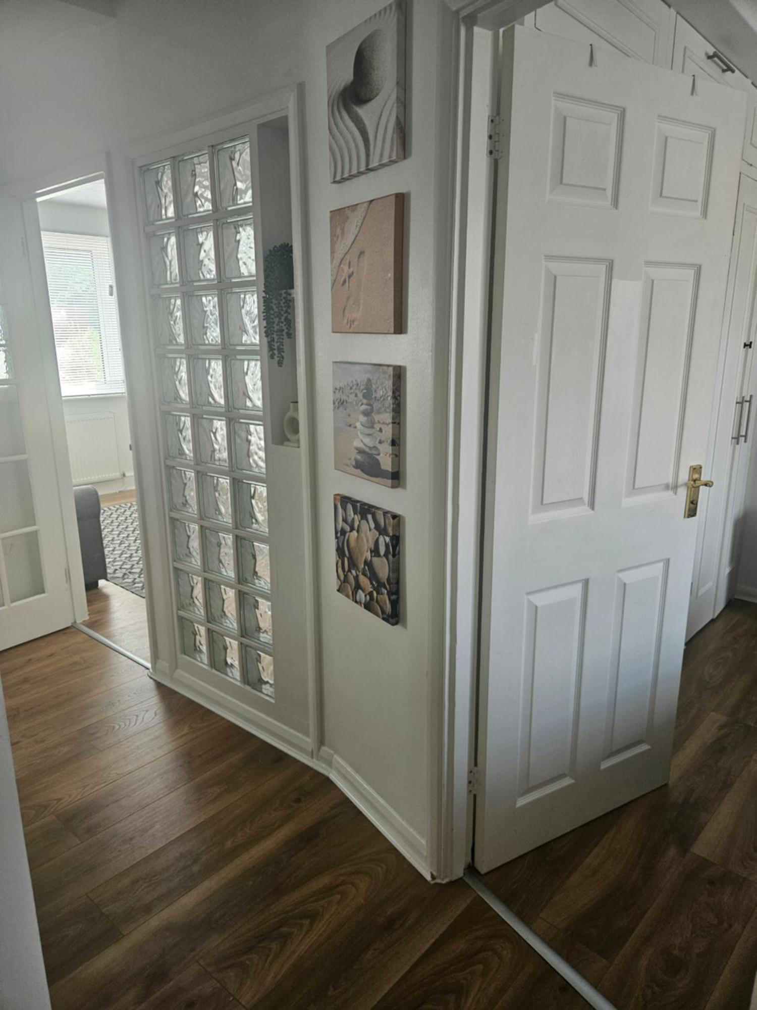 - Near Luton Airport - Abbey & Train Station - Close To London- Harry Potter World - The Odyssey Cinema - Abbey Cathedral- Contractors I Business I Leisure- Sleeps Upto 6 People Apartment *