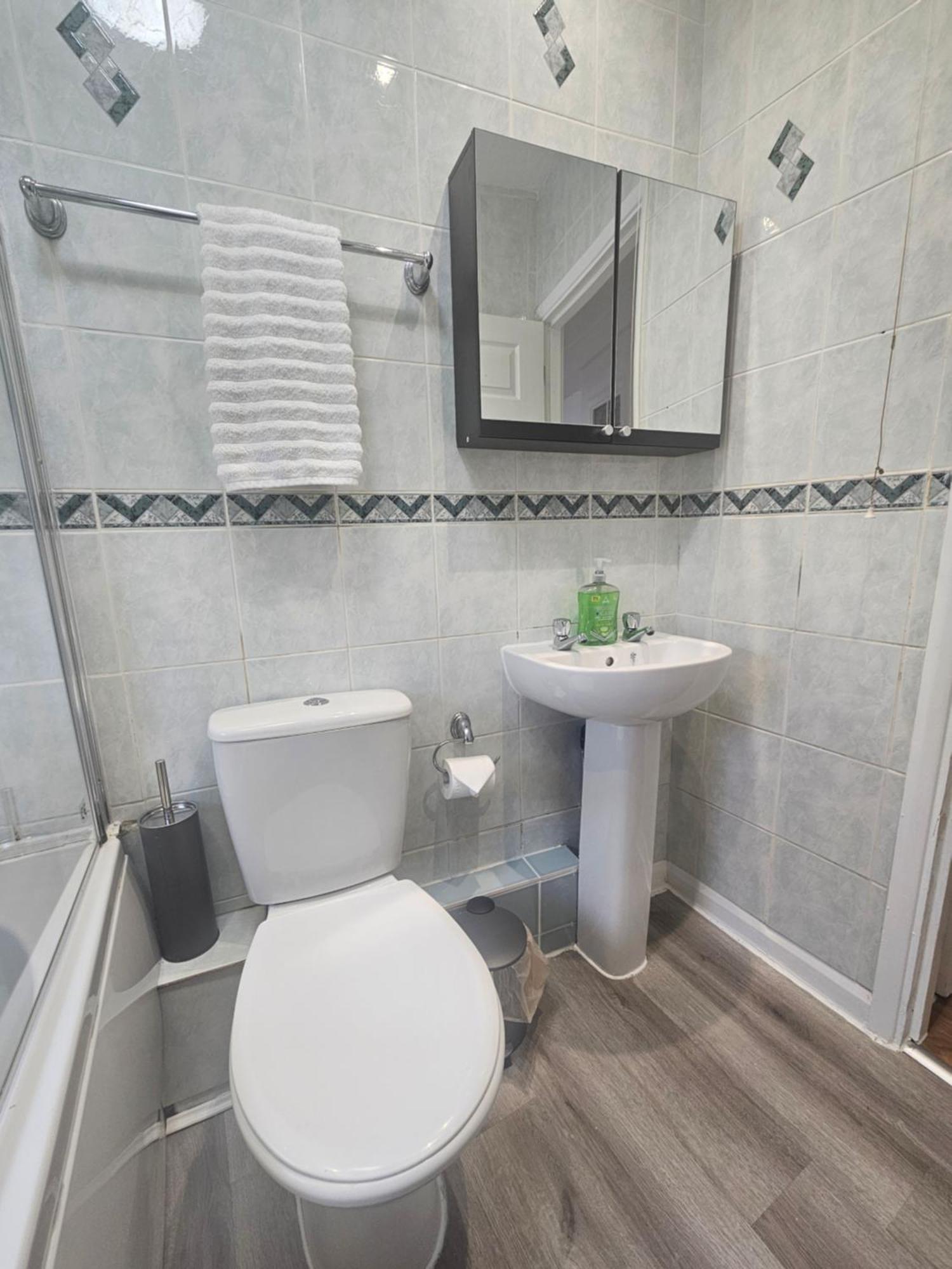 - Near Luton Airport - Abbey & Train Station - Close To London- Harry Potter World - The Odyssey Cinema - Abbey Cathedral- Contractors I Business I Leisure- Sleeps Upto 6 People